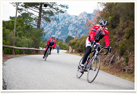 Photo de cyclistes sur une route de montagne à proximité du Camping La Vetta à Porto-Vecchio en Corse du Sud.