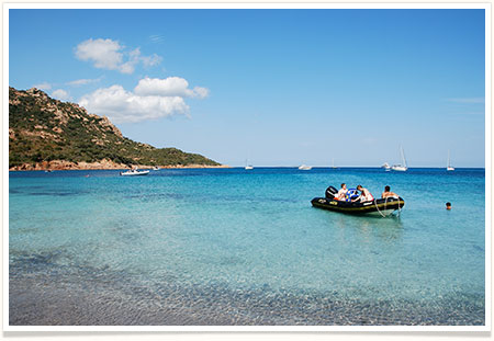Photo d'un bateau de location sur la plage de Carataggio à proximité du Camping La Vetta à Porto-Vecchio en Corse du Sud.