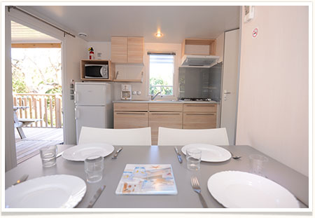 Chaque location dispose d'une cuisine bien équipée et d'un espace salle à manger au Camping La Vetta à Porto-Vecchio en Corse du Sud