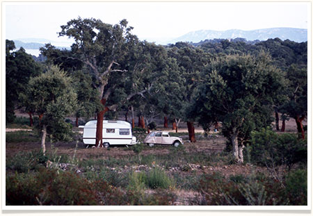 Photo d'une caravanne au Camping La Vetta à Porto-Vecchio en Corse du Sud en 1982.