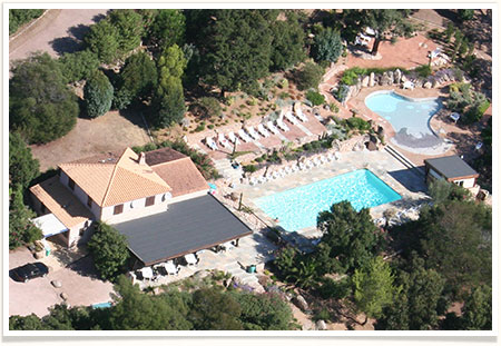 Vue aérienne des deux piscines et de la terrasse du bar au Camping La Vetta à Porto-Vecchio en Corse du Sud